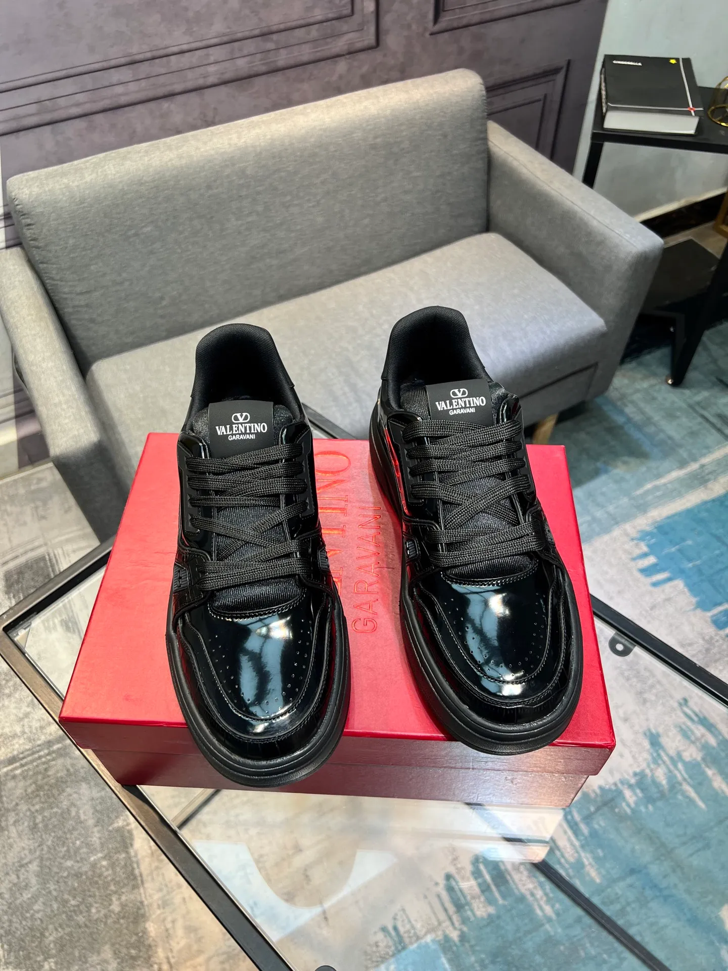 Men's men's shoes 💰660 𝑽𝒂𝒍𝒆𝒏𝒕𝒊𝒏𝒐 Valentino 𝑶𝒏𝒆𝑺𝒕𝒖𝒅 Couple's sneaker series Valentino 2025 latest couple's sneakers, celebrity style, hot sale. The original ZP was purchased and dismantled. Repeated pattern making and modification. I strive to restore the original version 1:1! Top luxury masterpiece, soft and comfortable, combining fashion and leisure, bringing excellent elegant texture and excellent on-foot comfort. Top purchase version upper: imported calfskin surface/original oil edge craftsmanship. Inner: water-dyed cowhide lining. Outsole: original development 𝐓𝐏𝐔 two-color combination outsole. Packaging: original configuration complete package. Code number: 35-44 yards. 34.45 can be customized. Can be customized (self-labeled-no label) order.